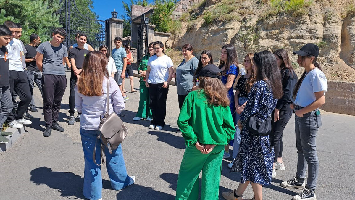 IMG-20250122-WA0024 Children from the two schools share stories while building the foundation blocks for lasting friendship